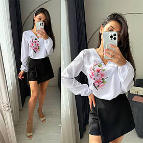 Біла жіноча блуза із софту з принтом весняні квіти