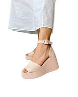 Бежеві босоніжки на танкетці закрита п'ята 41