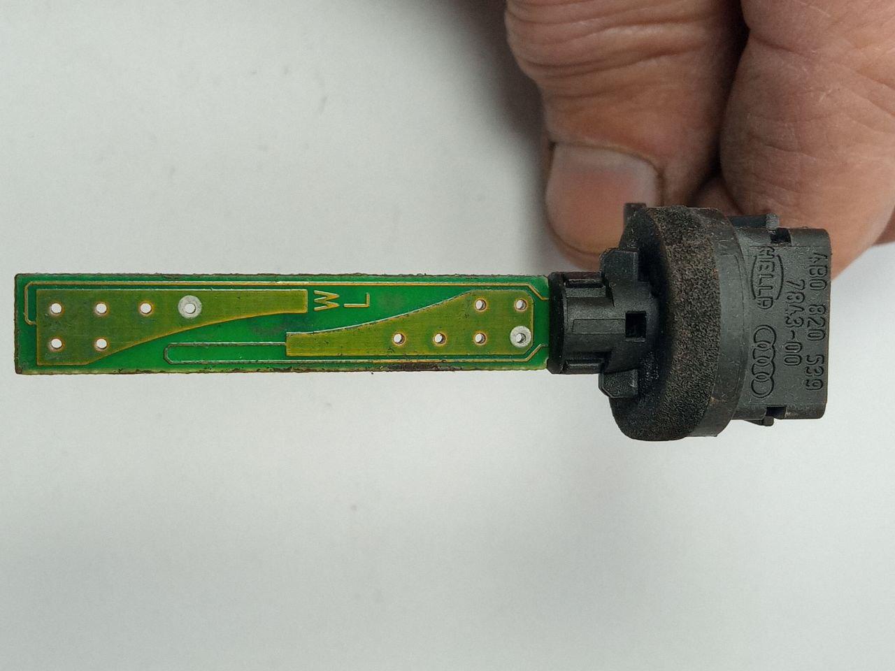 Датчик температури Audi Hella 4B0 820 539 / 4B0820539 / 7843-00 / 784300, фото 1