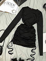 Стильна чорна сукня з затяжками з боків