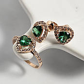 Комплект золотий каблучка та сережки з білими та зеленими фіанітами різної форми