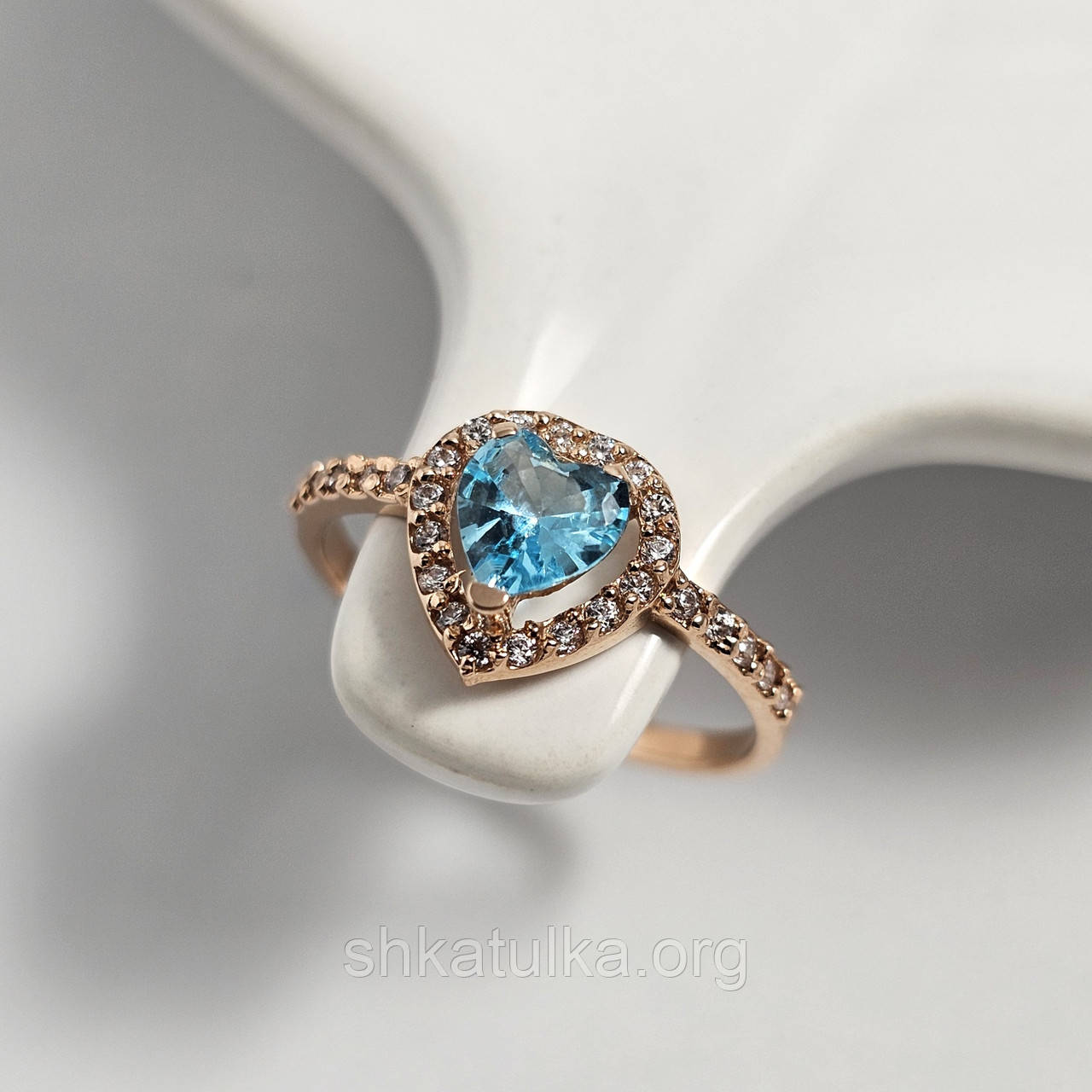 Каблучка золота з блакитним і білими фіанітами різного розміру