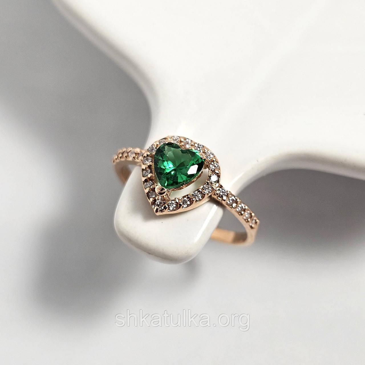 Каблучка золота з зеленим і білими фіанітами різного розміру