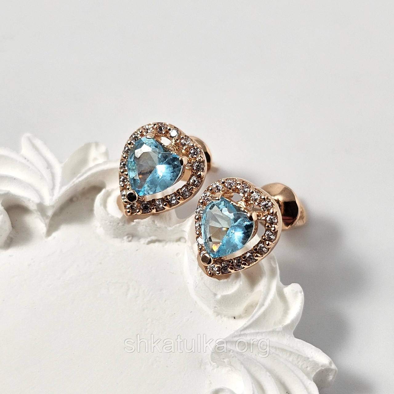 Сережки гвоздики золоті з блакитними фіанітами сердечками та білими круглими фіанітами