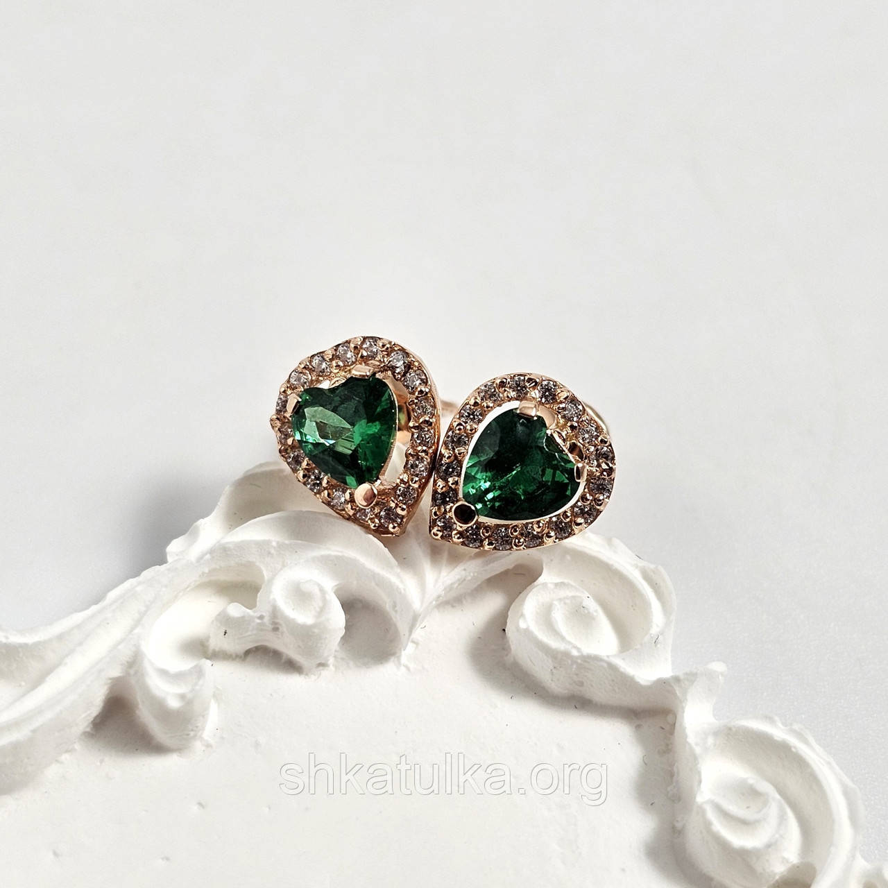 Сережки гвоздики золоті з зеленими фіанітами сердечками та білими круглими фіанітами