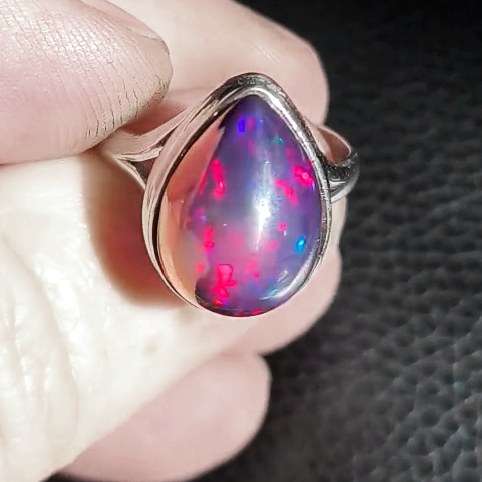 Опал чорний з червоним переливом срібна каблучка, 2552КО