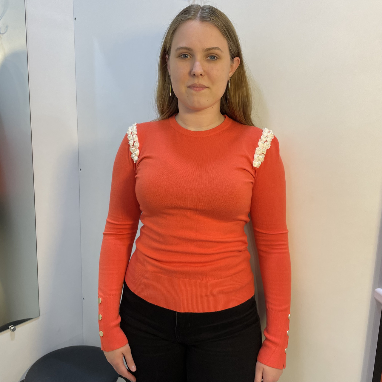 Светр жіночий тонкий гольф квіти на плечі 44 кораловий, фото 1