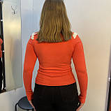 Светр жіночий тонкий гольф квіти на плечі 44 кораловий, фото 2