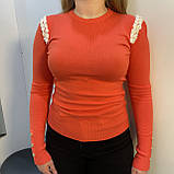 Светр жіночий тонкий гольф квіти на плечі 44 кораловий, фото 3