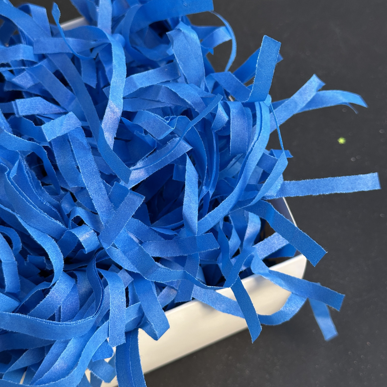 Наповнювач стружка із тіш'ю для коробок щільний "Bright blue", 25 г, фото 1