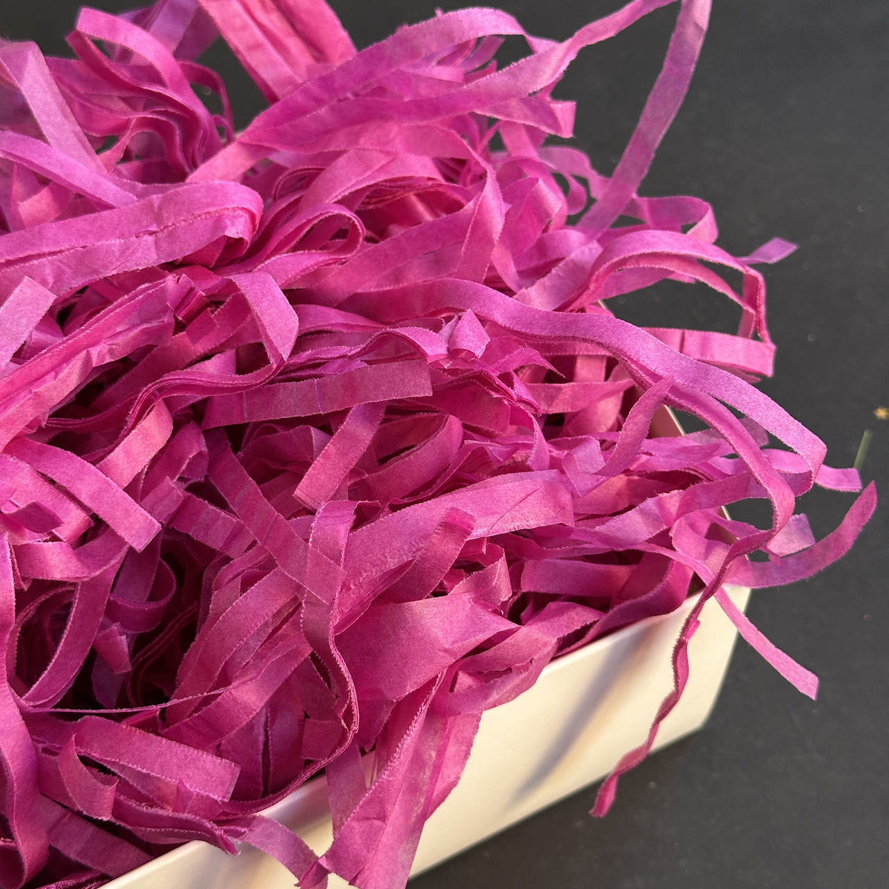 Наповнювач стружка із тіш'ю для коробок "Фуксія", 25 г, фото 1