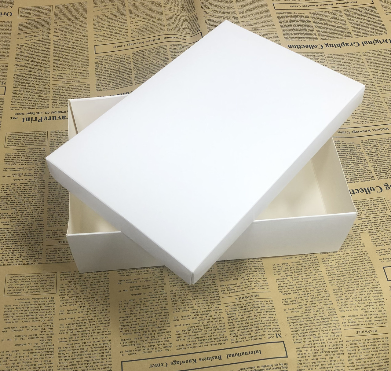 Коробка біла однотонна 280х230х50, фото 1