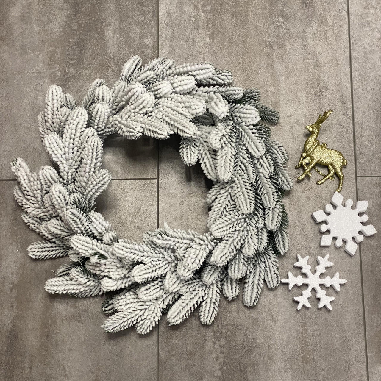 Вінок ялинки литий 40 см зелений у снігу, фото 1