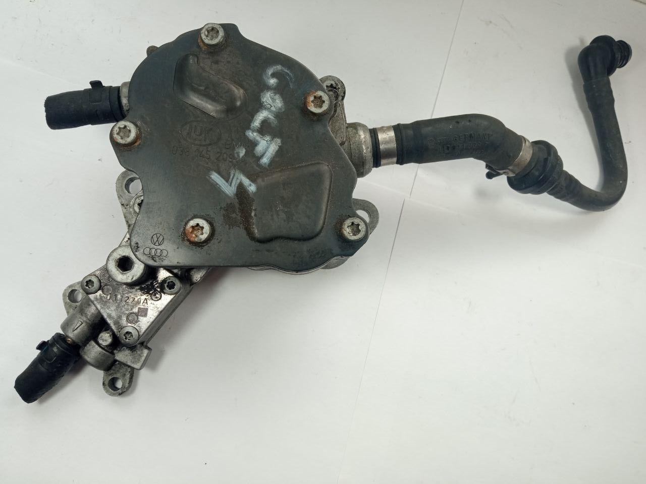 Вакуумний насос Volkswagen Golf4 / Audi 038 145 209 A / 038145209A / 9DRM / 20004 M2 / 20004M2