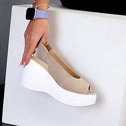 Лаконічні бежеві босоніжки замшеві на білій танкетці