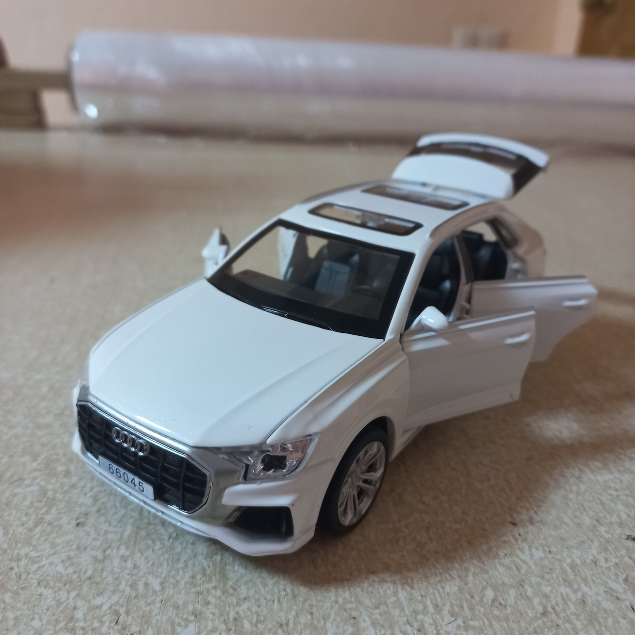 Машинка металева Audi Q8 зі світлом і звуком 6615 біла