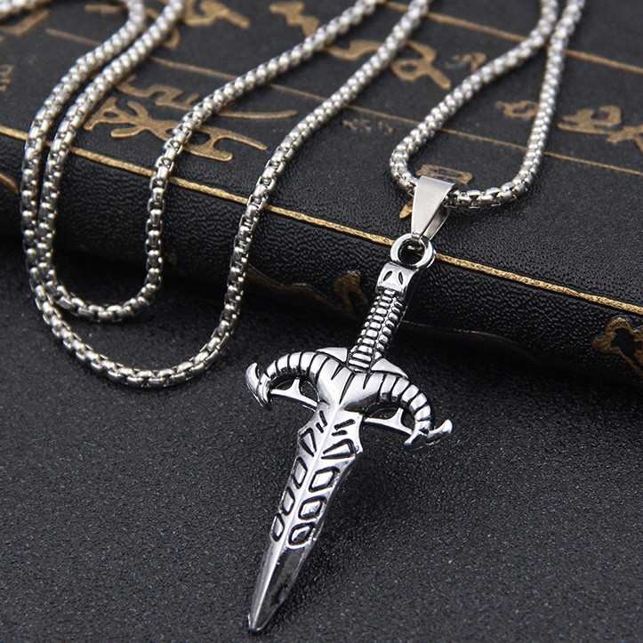Ланцюг із кулоном кинджал із візерунками сріблястого кольору Stainless Steel розмір 50х20 мм розмір ланцюга 70 см 3 мм