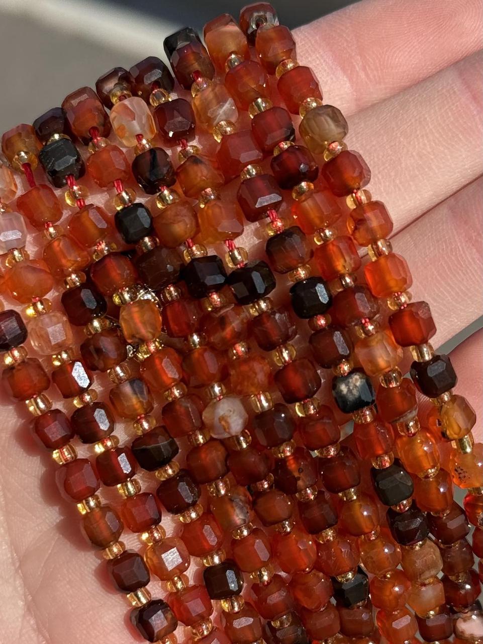 Сердолик кубик 5 мм довжина 36-37 см приблизно 52 намистини