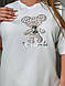 Базова літня модна жіноча бавовняна футболка з вишивкою Ведмедик кулір вільна оверсайз великі розміри, фото 8