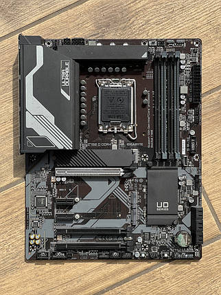 Материнська плата Gigabyte Z790 UD DDR4 (б/в, ідеальний стан), фото 1
