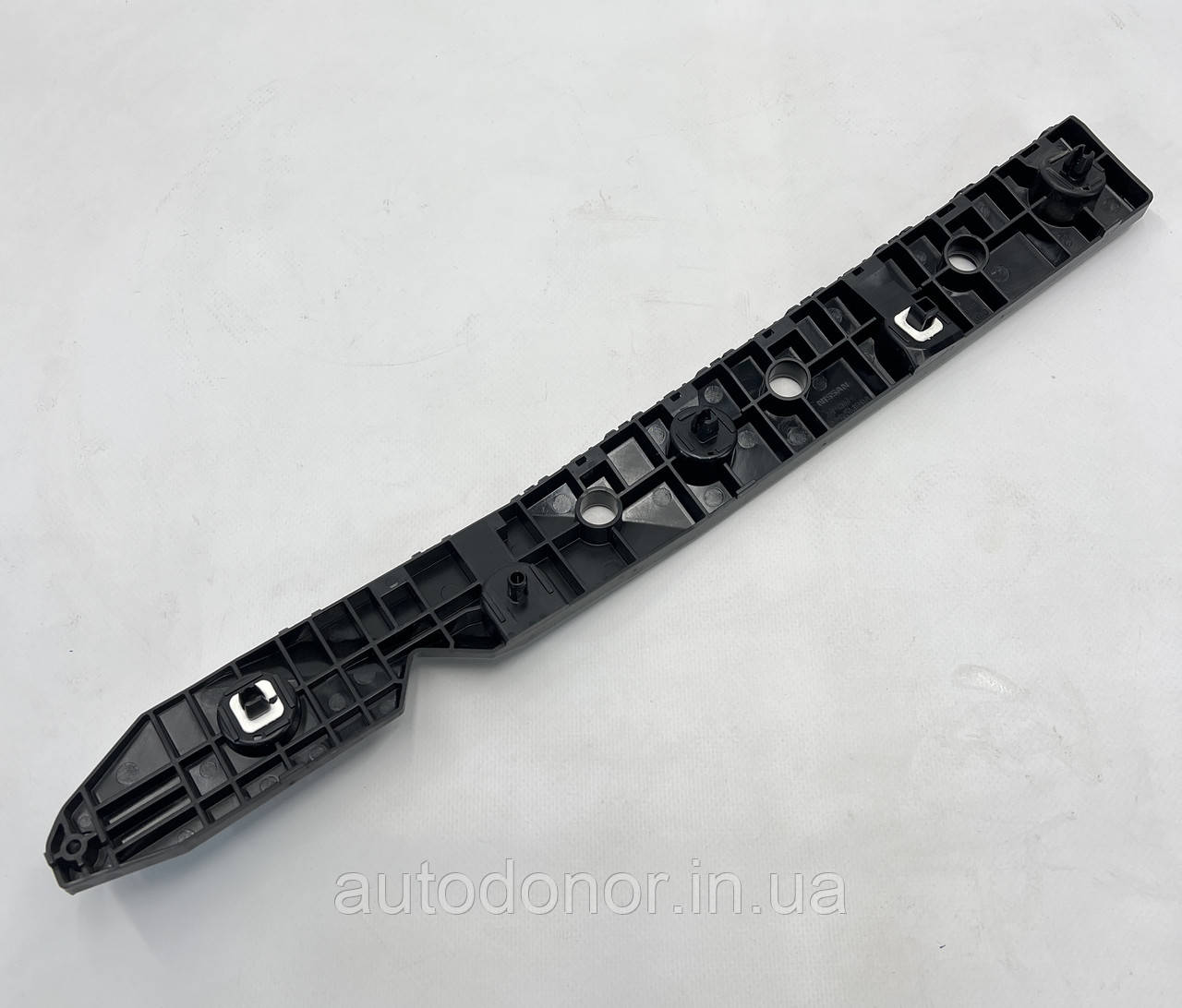 Кріплення заднього бампера праве Nissan Ariya (22-) 85220-5MP0A