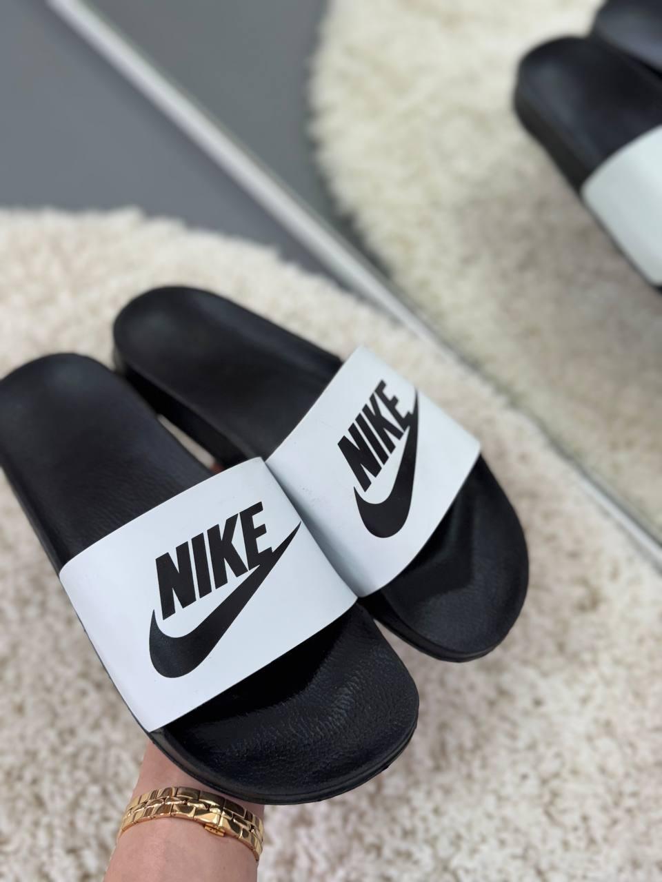 Чоловічі шльопанці, літні сланці Nike білі з чорним логотипом — екошкіра, на чорній підошві