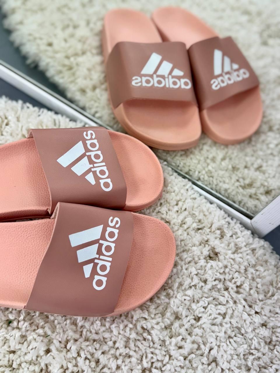 Жіночі шльопанці Adidas рожеві з білим логотипом — екошкіра, легкі літні капці на щодень