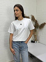 Стильна жіноча футболка у білому кольорі з наліпкою