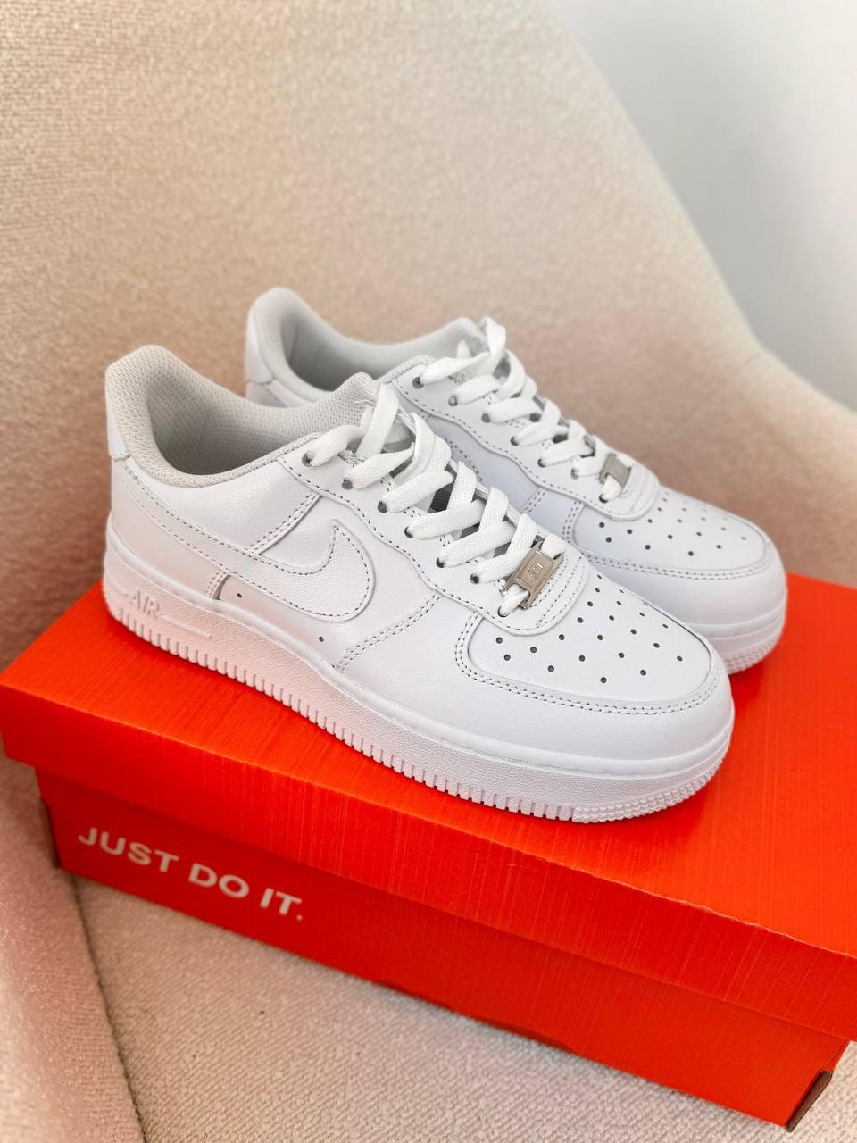 Кросівки білі шкіряні класичні Nike Air Force Найк Форси. Стильні кросівки молодіжні