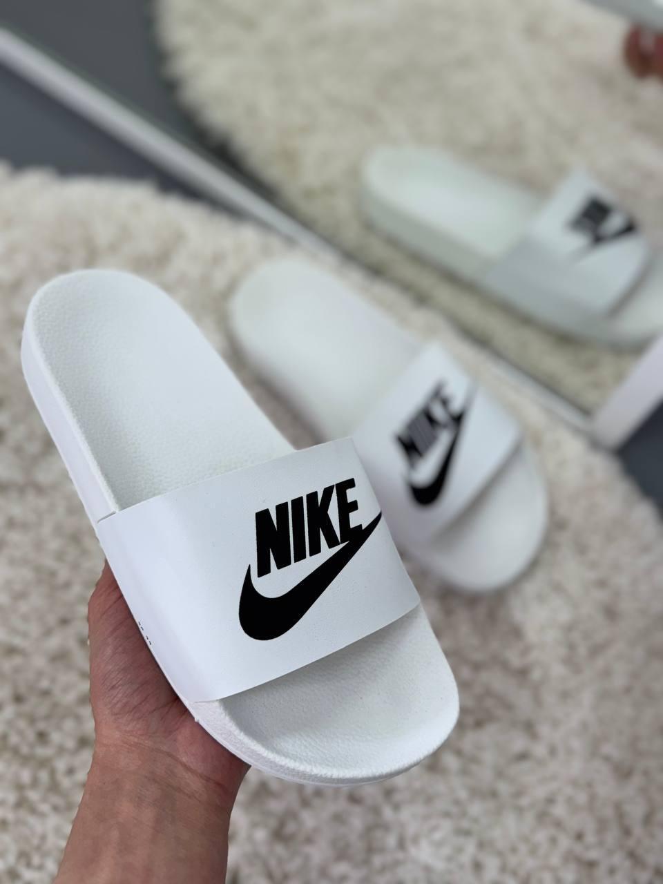 Жіночі шльопанці-тапочки Nike білі з чорним логотипом — екошкіра, літнє взуття