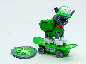 Ігрова фігурка Щенячий патруль – Роккі на скейті з рюкзаком, що відкривається, 8 см (арт. 6070/2)