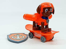 Ігрова фігурка Щенячий патруль – Зума на скейті з рюкзаком, що відкривається, 8 см (арт. 6070/4)