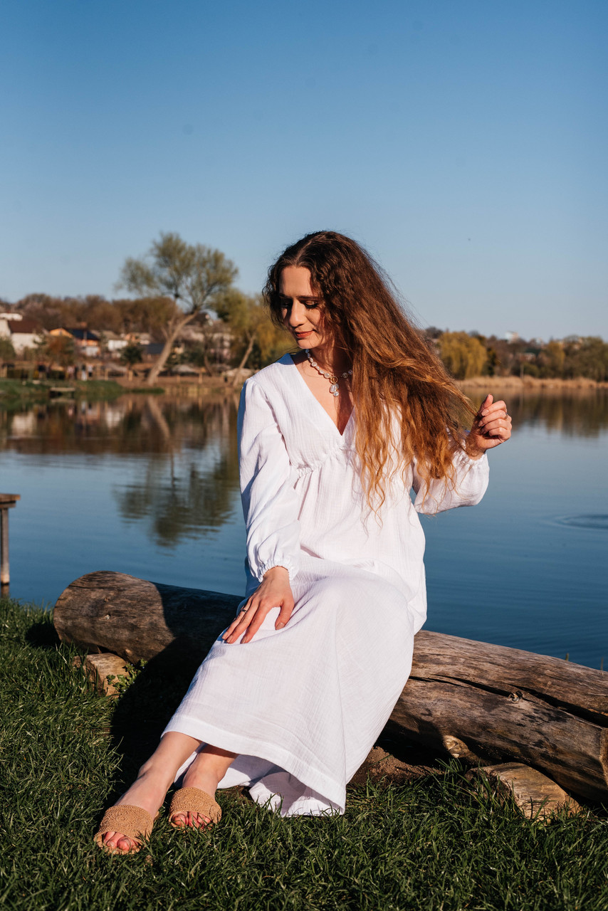 Муслінова біла сукня міді