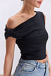 Жіночий асиметричний кроп-топ із відкритим плечем, фото 3