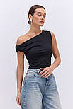 Жіночий асиметричний кроп-топ із відкритим плечем, фото 2
