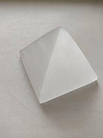 Піраміда з натурального кварцу 5×4,5 см посилює позитивну енергію та розсіює негативну
