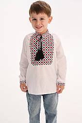 Біла вишиванка на хлопчика з вишивкою орнаменту на грудях у червоно-чорному кольорі в 128 і 134 розмірі