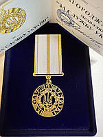 Медаль За службу Україні з документом у оксамитовому футлярі