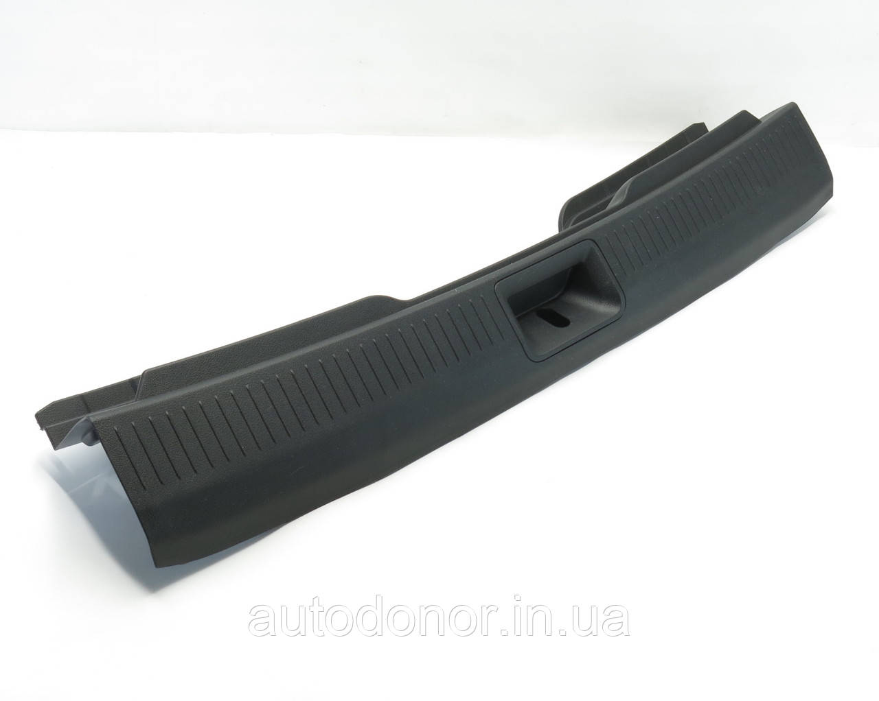 Накладка центральна замка багажника Nissan Ariya (22-) 84992-5MP0A