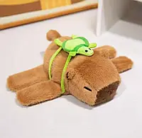 Капібара браслет на руку коричнева з рухомим хвостиком, М'яка іграшка-браслет Капібара з рюкзаком 20 см