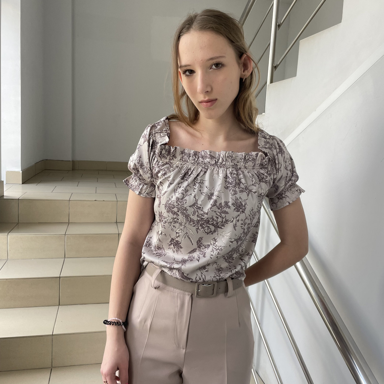 Блуза OKIRA жіноча короткий рукав принт квіти 42 бежева, фото 1