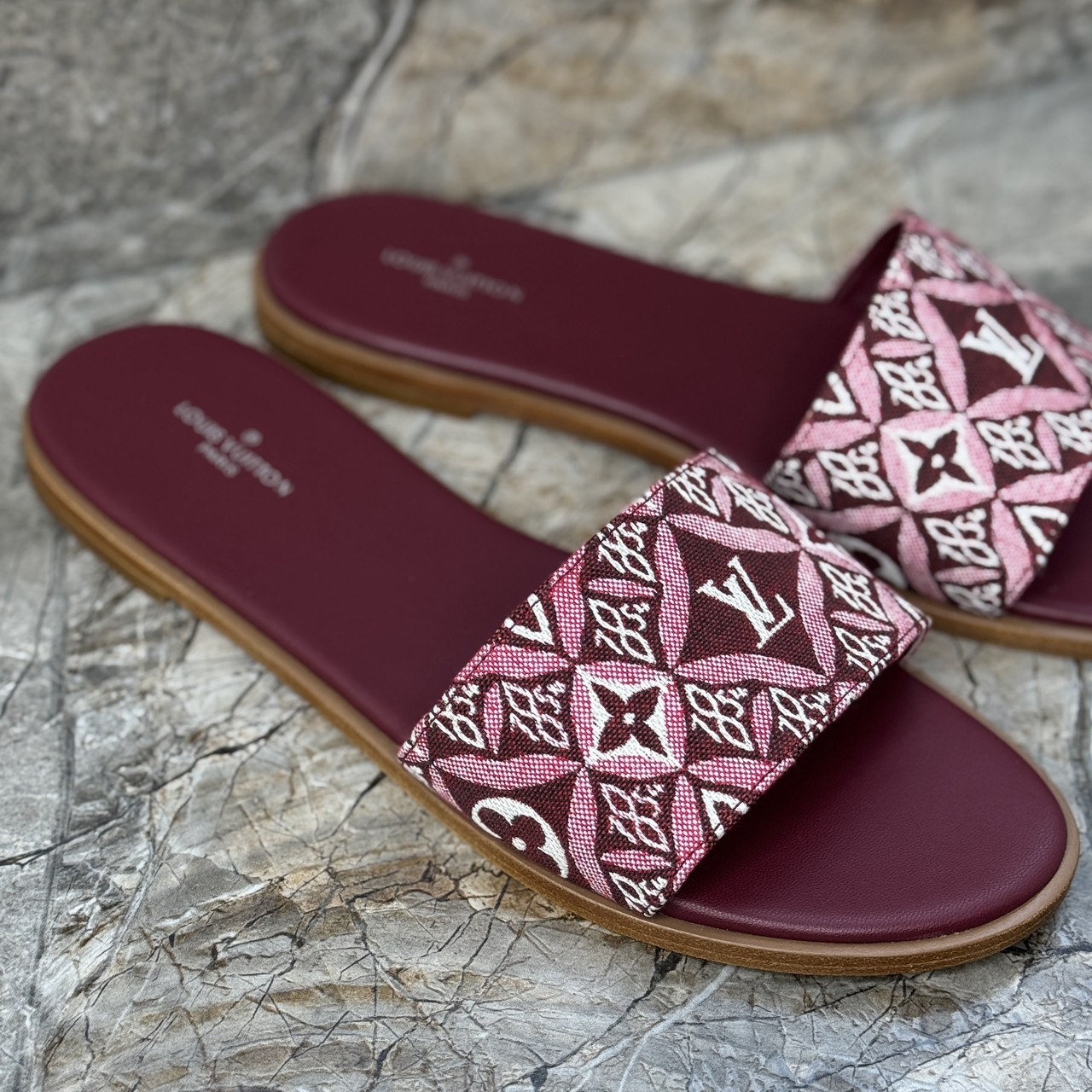 Жіночі шльопанці Луї Віттон