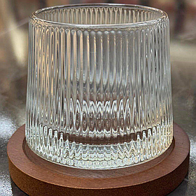 Склянка-доф для віскі з прозорим хвилястим рельєфом та дерев’яною підставкою "Льодофобіг", 275 мл