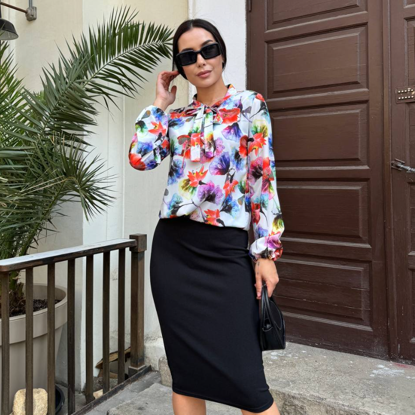 Стильний жіночий костюм зі спідницею міді в квіточку біло чорний костюм блуза і спідниця із завищеною талією елегантний костюм, фото 1