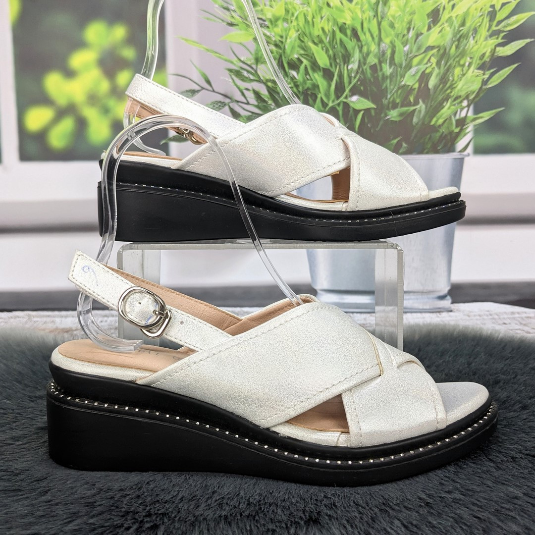 Босоніжки жіночі Fashion білі на невисокій платформі 4469-2