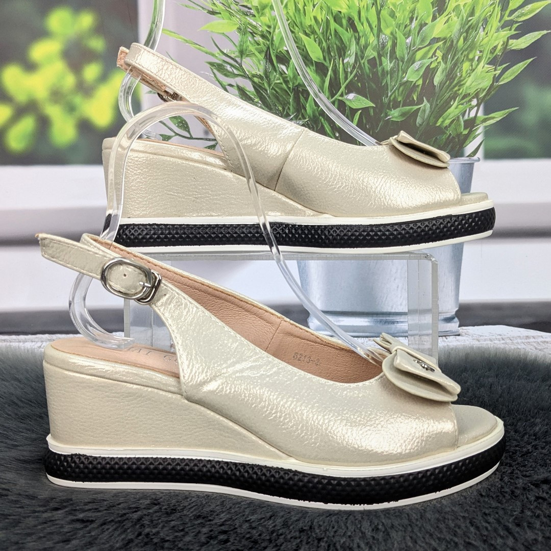 Босоніжки жіночі Fashion бежеві на невисокій платформі 4812