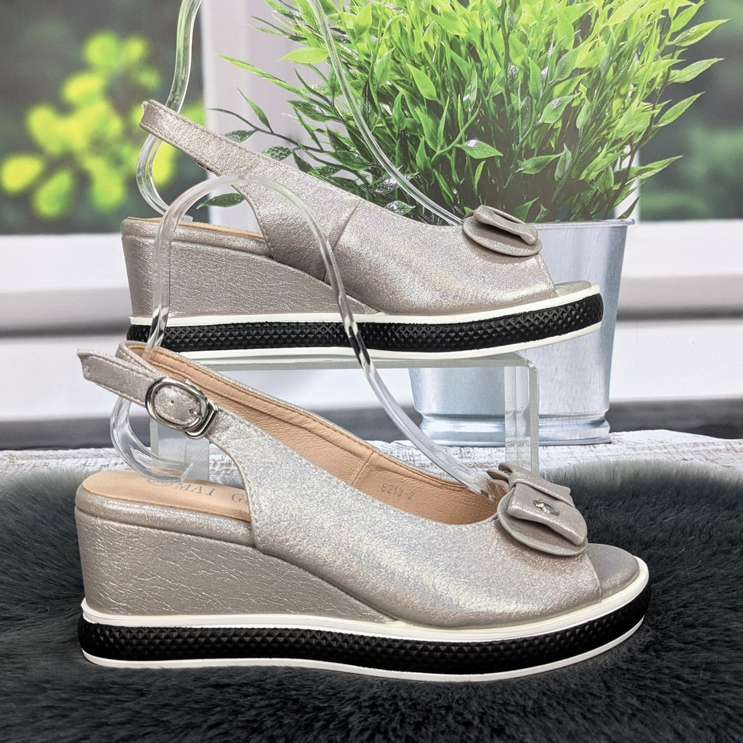 Босоніжки жіночі Fashion сріблясті на невисокій платформі 4812