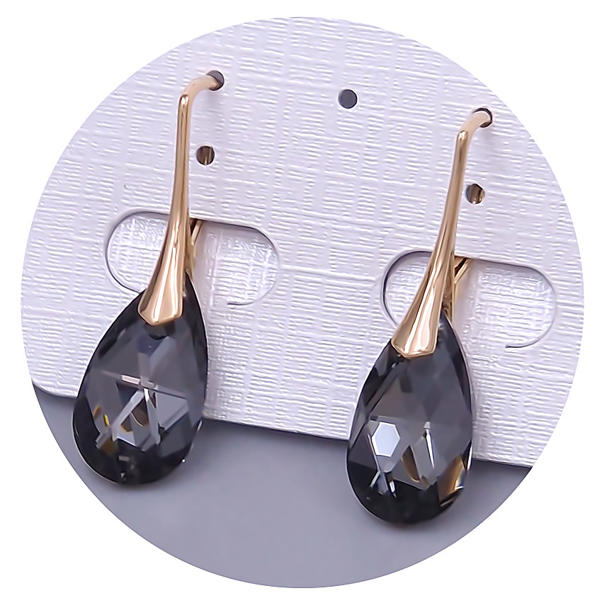 Сережки XР. Позолота 18К. Камені: Swarovski чорного кольору. Довжина: 30 мм. Ширина: 9 мм.