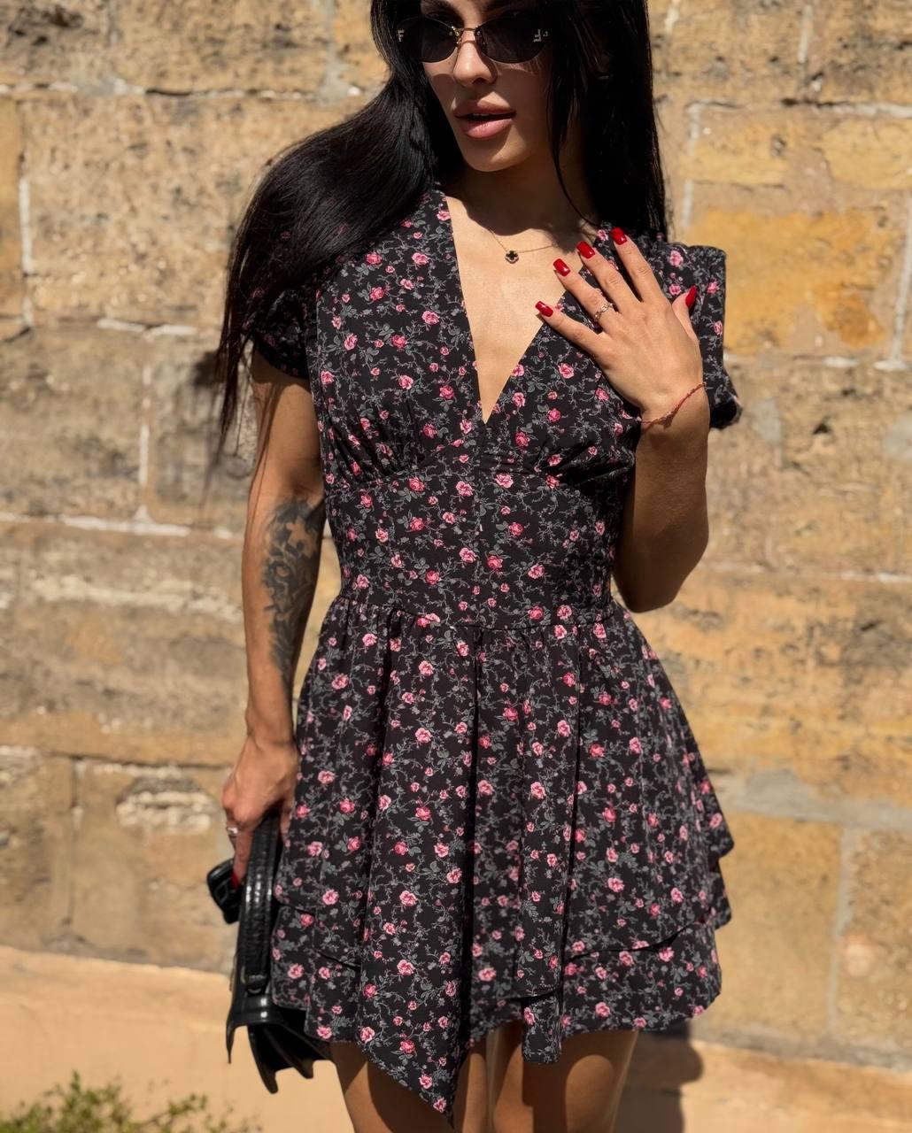 Жіноча чорна сукня з імітацією корсету та шнурівкою на спині в червону квіточку з софта, фото 1