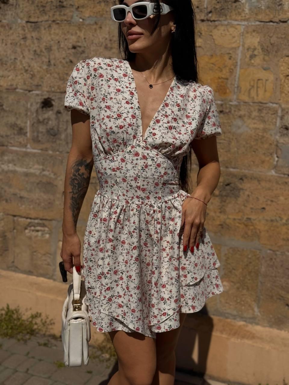 Жіноча біла сукня з імітацією корсету та шнурівкою на спині в червону квіточку з софта, фото 1